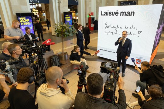 Dėl jautrioje vietoje prazvimbusio objekto – tyla, dėl būrio paukščių – aliarmas: A. Kumpis gręžiasi į ministrą