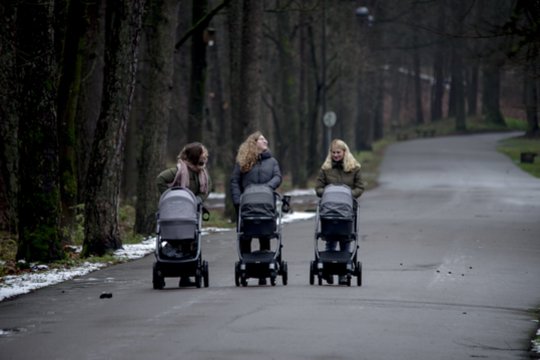 Vaiko priežiūros išmokoms – dideli pokyčiai: lubas siūlo dvigubinti, o gal ir visai panaikinti