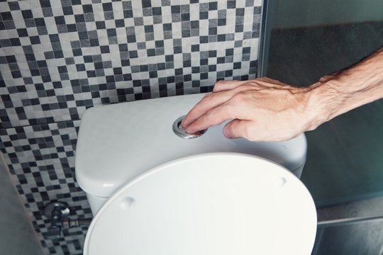 Nuleidus vandenį tualete ore pasklinda pavojingi virusai: tyrimas pateikė naujų detalių