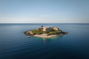 Išskirtinė prabanga už storų tvirtovės sienų: ši Juodkalnijos sala slepia tamsią praeitį