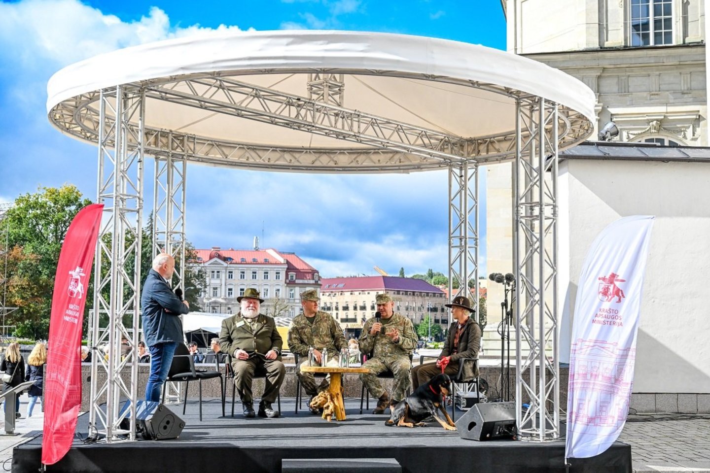Prasidėjus krizei ar karui, kiekvienam žmogui tektų atsakyti į klausimą, kaip jis gali prisidėti prie valstybės gynybos.<br> KAM nuotr.