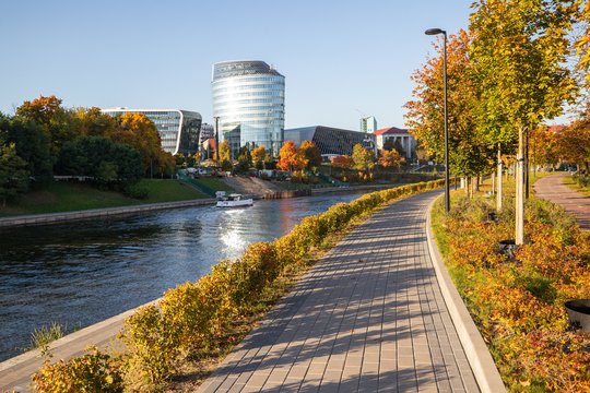 Antradienį vyraus rudeniški orai: naktį eismo sąlygas gali apsunkinti rūkas