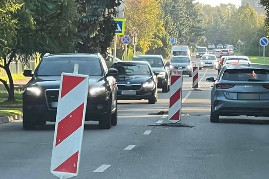 Pažadėtas terminas praėjo, o „slalomas“ gatvėje liko: vairuotojams prireiks kantrybės