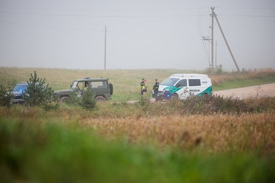 Lietuvos kariuomenė paviešino vaizdus iš laukų, kur buvo numuštas dronas