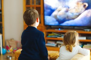 „Telia“ ekspertė pataria: kokius filmus ir serialus žiūrėti paaugliams?