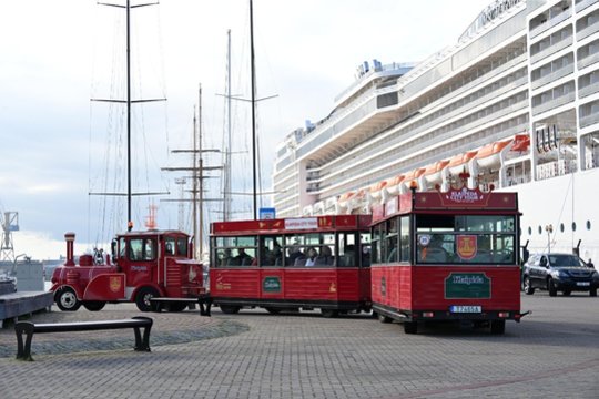 Į Klaipėdą atplaukė prabanga tviskantis laineris – vien įgulą sudaro tūkstantis žmonių