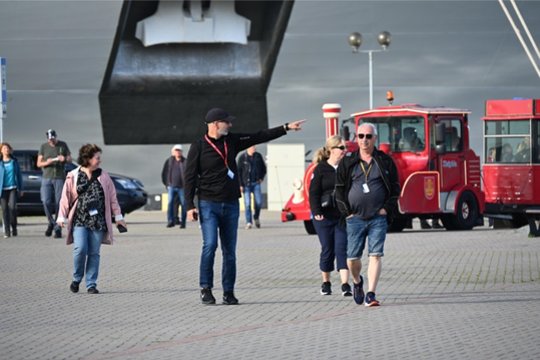 Į Klaipėdą atplaukė prabanga tviskantis laineris – vien įgulą sudaro tūkstantis žmonių