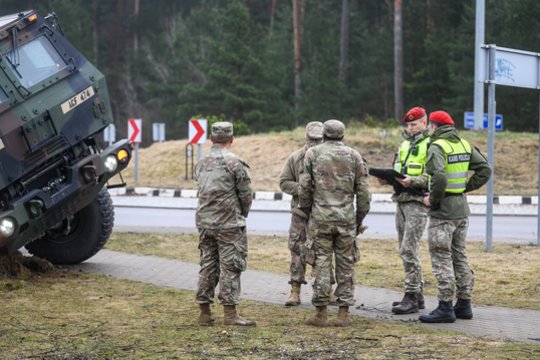 Magistralėje A1 į eismo įvykį pateko tanką gabenęs vilkikas – nusidriekė spūstis