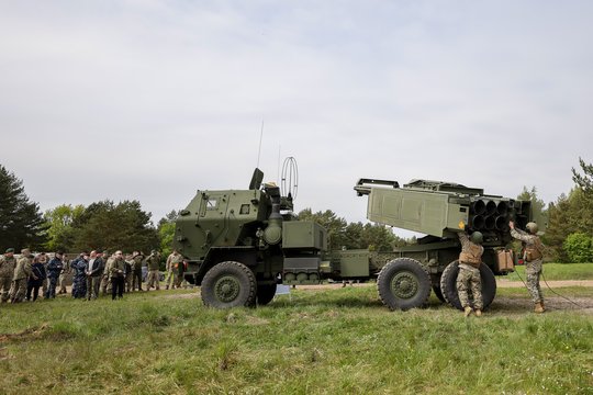 Nenori priklausyti vien nuo JAV: Estija greta HIMARS renkasi ir kitas technologijas