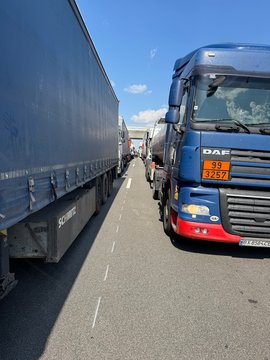 Lenkijoje sustabdytas sunkvežimis su lietuviškais valstybiniais numeriais, gabenęs 34 migrantus