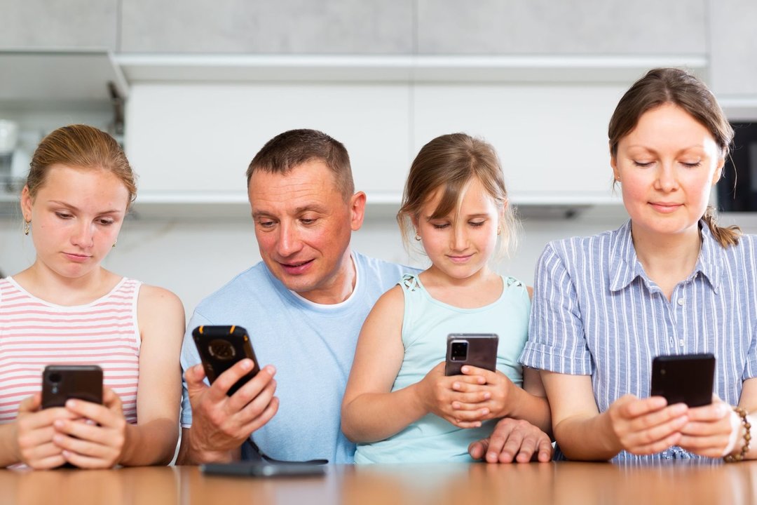 Visiems, prilipusiems prie telefonų ekranų: mokslininkai turi netikėtą žinią apie šeimos santykius