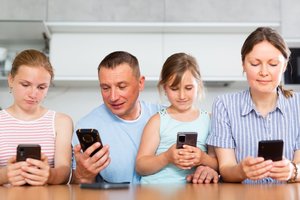Visiems, prilipusiems prie telefonų ekranų: mokslininkai turi netikėtą žinią apie šeimos santykius