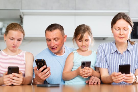 Visiems, prilipusiems prie telefonų ekranų: mokslininkai turi netikėtą žinią apie šeimos santykius