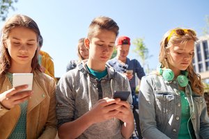 Telefonas nepaleidžia: 61 proc. jaunuolių prie ekranų praleidžia bent 5 valandas