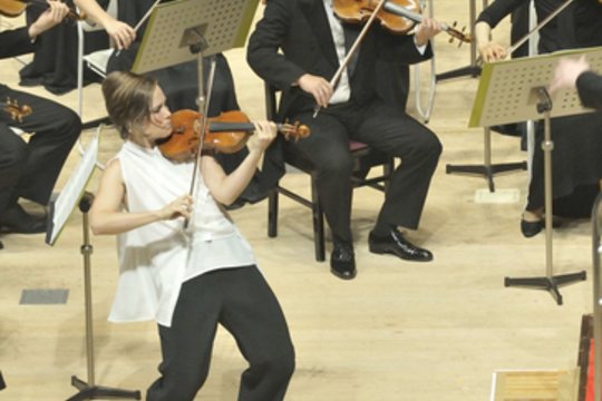 Vilniuje koncertuosianti pasaulinė smuiko garsenybė Leila Josefowicz: „Be smuiko būčiau tarsi kūnas be kaulų“