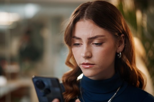 Kodėl negalime atsitraukti nuo blogų naujienų – net kai jos mus vargina