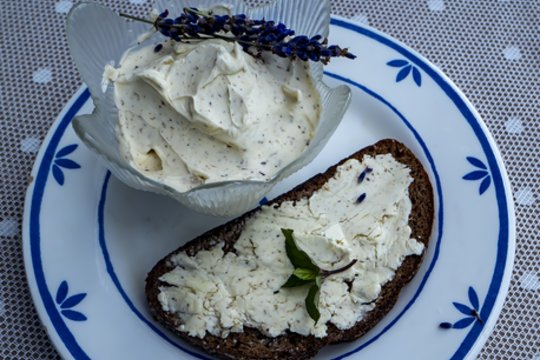 Išskirtinio ūkio šeimininkė sviestą gardina neįprastu ingredientu: siūlo išbandyti ir jums  