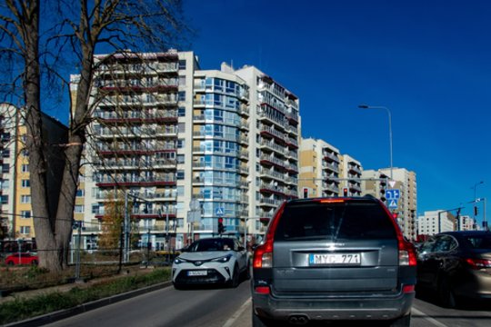 Pašilaičiuose įrengė neįprastus kelio ženklus – vairuotojams jų nepastebėti bus sunku