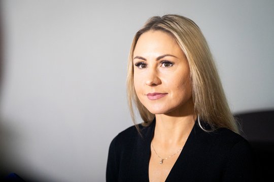L. Asadauskaitei Seime vėl demonstruojant kojas – kirčių lavina: „Vyksta mados šou?“