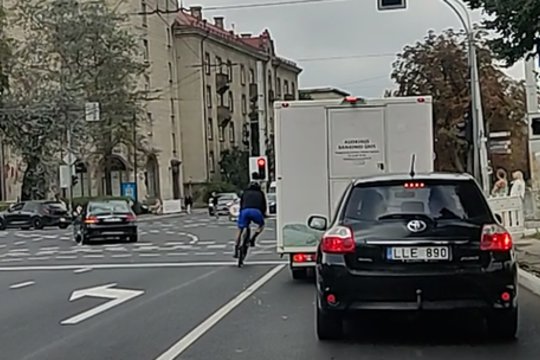Lrytas skaitytojas paviešino incidento Vilniuje akimirkas: dviratininkas spjovė, rodė vidurinį pirštą