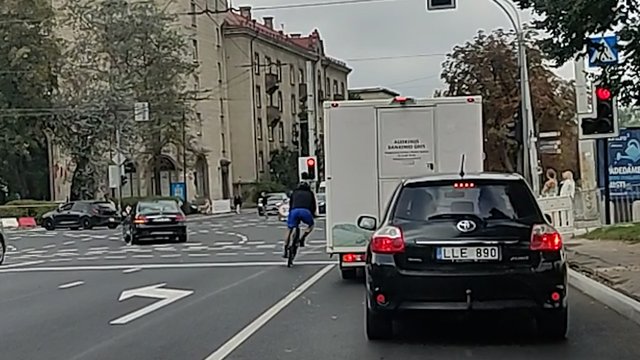 Lrytas skaitytojas paviešino incidento Vilniuje akimirkas: dviratininkas spjovė, rodė vidurinį pirštą