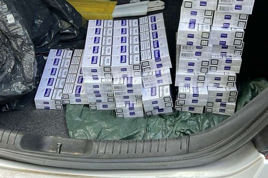 „Ford Mondeo“ bagažinėje rasta 300 pakelių kontrabandinių rūkalų