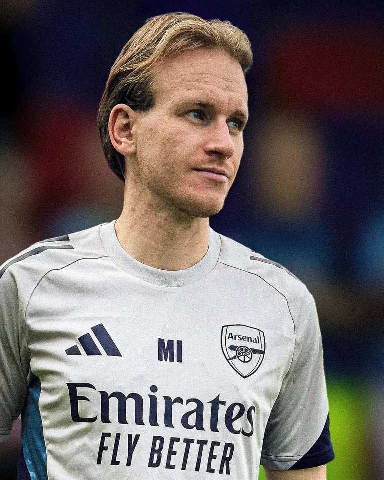 M. Isajevas savo galvą „užklijavo“ ant futbolininko nuotraukos.<br> Instagram nuotr.