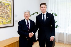 M. Sinkevičius susitiko su JAV specialiuoju pasiuntiniu J. Coale'u, paprašė perduoti padėką D. Trumpui