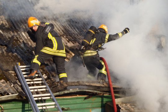 Druskininkų savivaldybėje užsiliepsnojo ūkinis pastatas: sudegė grūdų malūnas, keturratis, traktorius