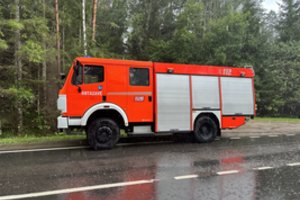 Pakruojo rajone automobilis įvažiavo į upelį