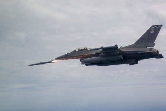 Ukrainos pilotų padalinio vadas: dėl šios priežasties naikintuvai „F-16“ tampa beverčiais