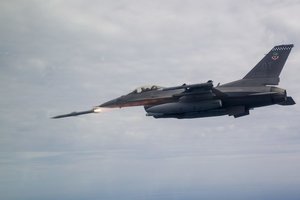 Ukrainos pilotų padalinio vadas: dėl šios priežasties naikintuvai „F-16“ tampa beverčiais