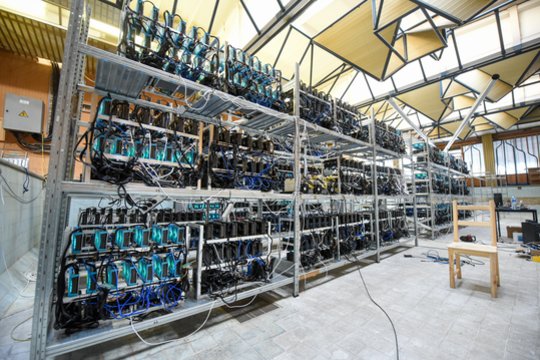 Jonavos gyventojas kaltinamas bendrovės elektros energijos naudojimusi virtualiųjų valiutų gavybai