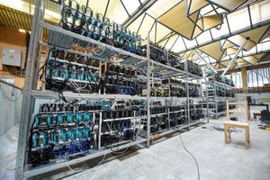 Jonavos gyventojas kaltinamas bendrovės elektros energijos naudojimusi virtualiųjų valiutų gavybai