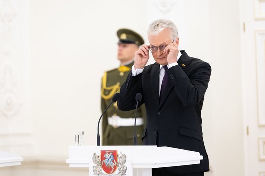 Žemyn kritus G. Nausėdos reitingams – politologų verdiktas: situacija be išeities