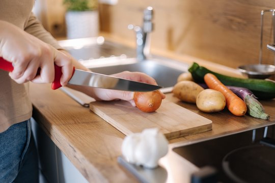 Turite medinę lentelę ar mentelę? Prašo virtuvėje nedaryti šios klaidos – neįsivaizduojate, kokį pavojų tai kelia