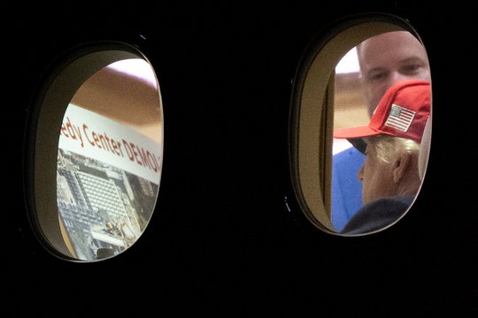 AFP fotografas užfiksavo D. Trumpą, apžiūrintį griaunamo Kenedžio centro vaizdą