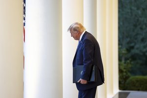 D. Trumpas teigia, kad turi priimti „svarbų sprendimą“ dėl Irano karo