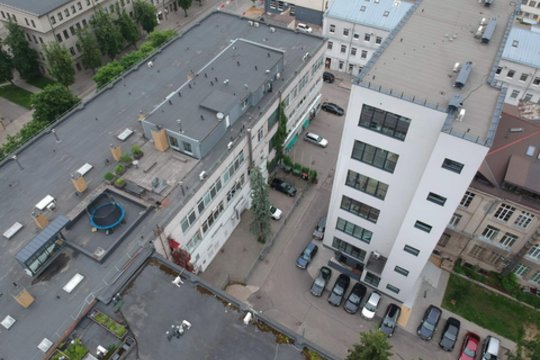Ant Vilniaus pastato stogo – „namas“ su baseinu: inspekcija atskleidė, ką rado per jo patikrinimą