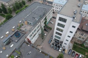 Ant Vilniaus pastato stogo – „namas“ su baseinu: inspekcija atskleidė, ką rado per jo patikrinimą