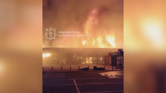 Negailestingas okupantų smūgis Zaporižios prekybos centrui: užfiksavo didžiulį gaisrą