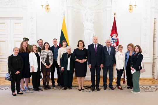 G. Nausėda Žūvančiųjų gelbėjimo kryžiais apdovanojo 36 žydų gelbėtojus