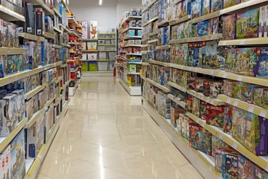 Perkate žaislą vaikui? Specialistai ragina atkreipti dėmesį į kelis svarbius dalykus