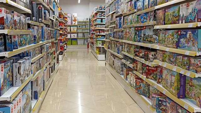 Perkate žaislą vaikui? Specialistai ragina atkreipti dėmesį į kelis svarbius dalykus