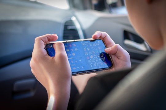Kai virtualios loterijos kainuoja tikrus pinigus: ekspertės įspėja dėl vaikų sukamų „laimės ratukų“