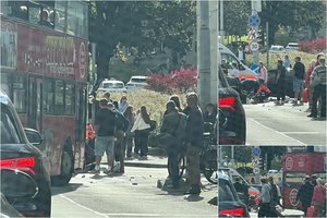 Skaudus smūgis sankryžoje Vilniaus centre: po susidūrimo su automobiliu – motociklininkas medikų rankose