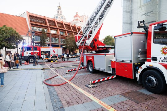Į Vilniaus rotušę skubėjo gausios ugniagesių pajėgos