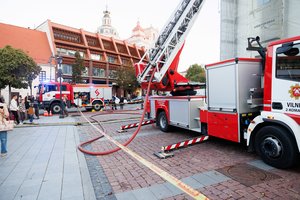 Į Vilniaus rotušę skubėjo gausios ugniagesių pajėgos