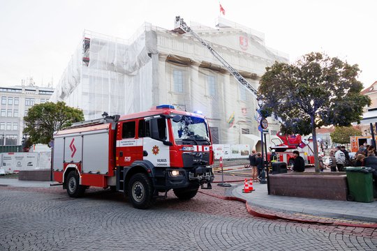 Į Vilniaus rotušę skubėjo gausios ugniagesių pajėgos