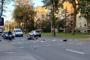Vilniuje susidūrė du motociklai – vienas vairuotojas išvežtas į ligoninę